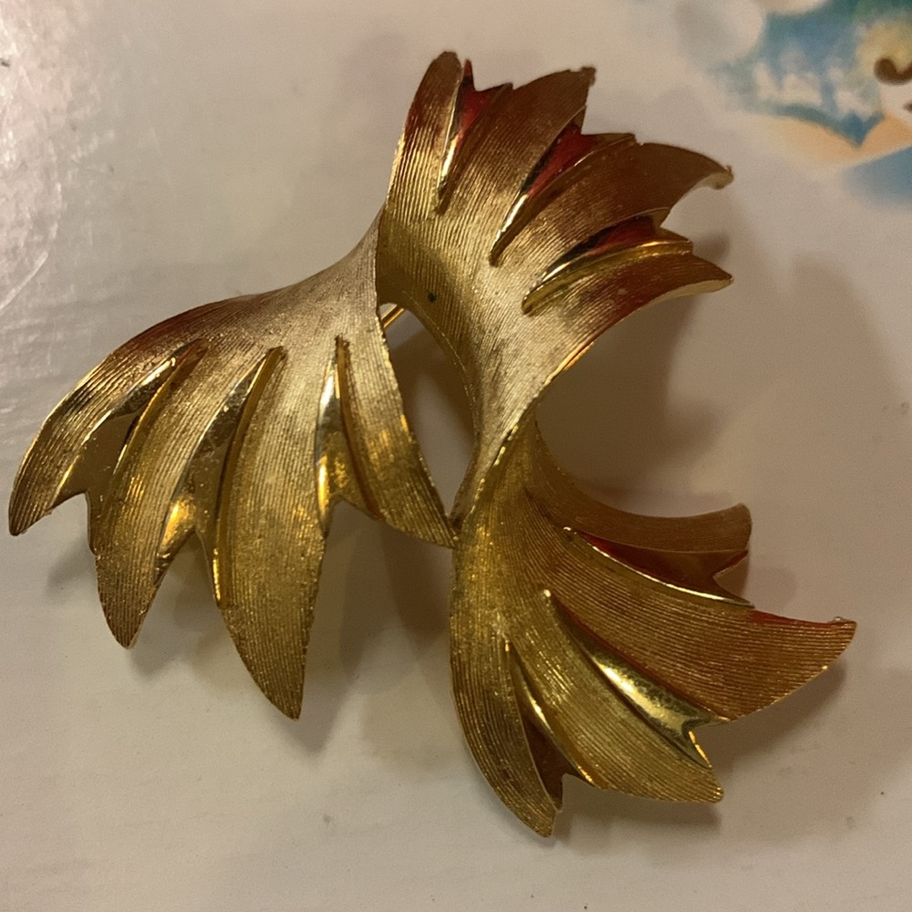 TRIFARI Crown Gold brushed metal brooch floral